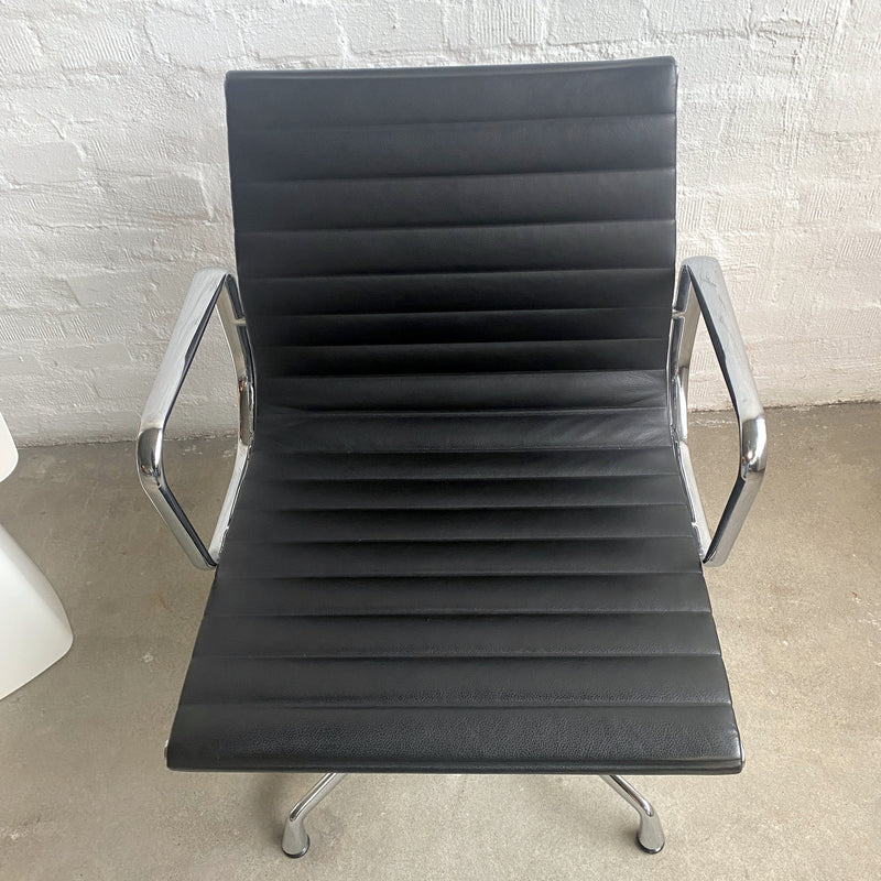 EA 108 Alu Chair - Besucherstuhl - Leder schwarz