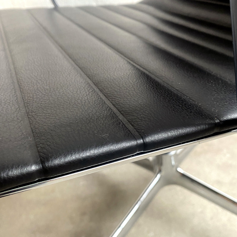 EA 108 Alu Chair - Besucherstuhl - Leder schwarz
