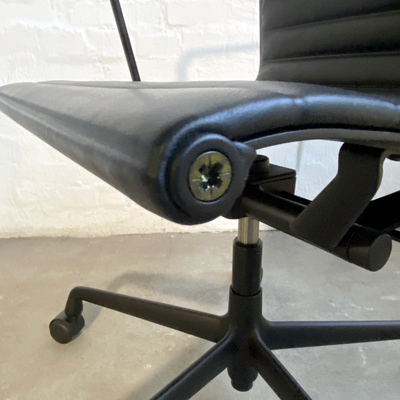EA 119 Alu Chair - Bürodrehstuhl - Leder/schwarz