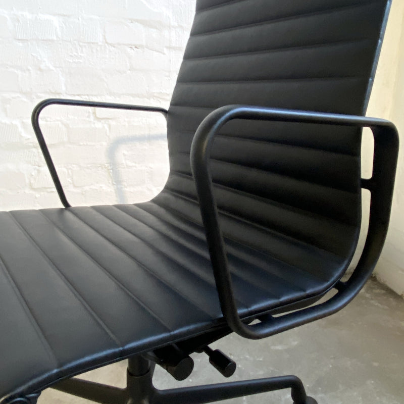 EA 119 Alu Chair - Bürodrehstuhl - Leder/schwarz