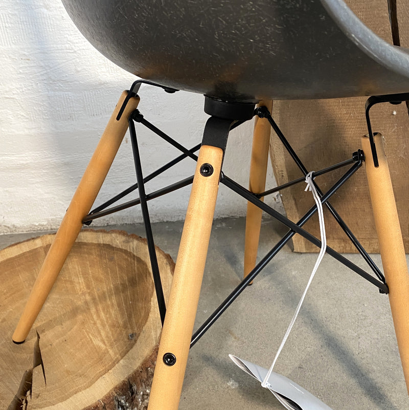 DSW Fiberglas Side Chair - dunkelgrau