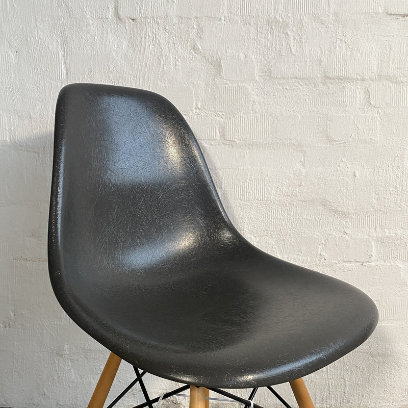 DSW Fiberglas Side Chair - dunkelgrau