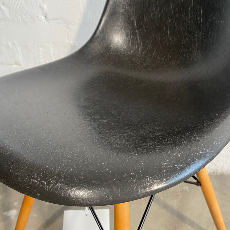DSW Fiberglas Side Chair - dunkelgrau