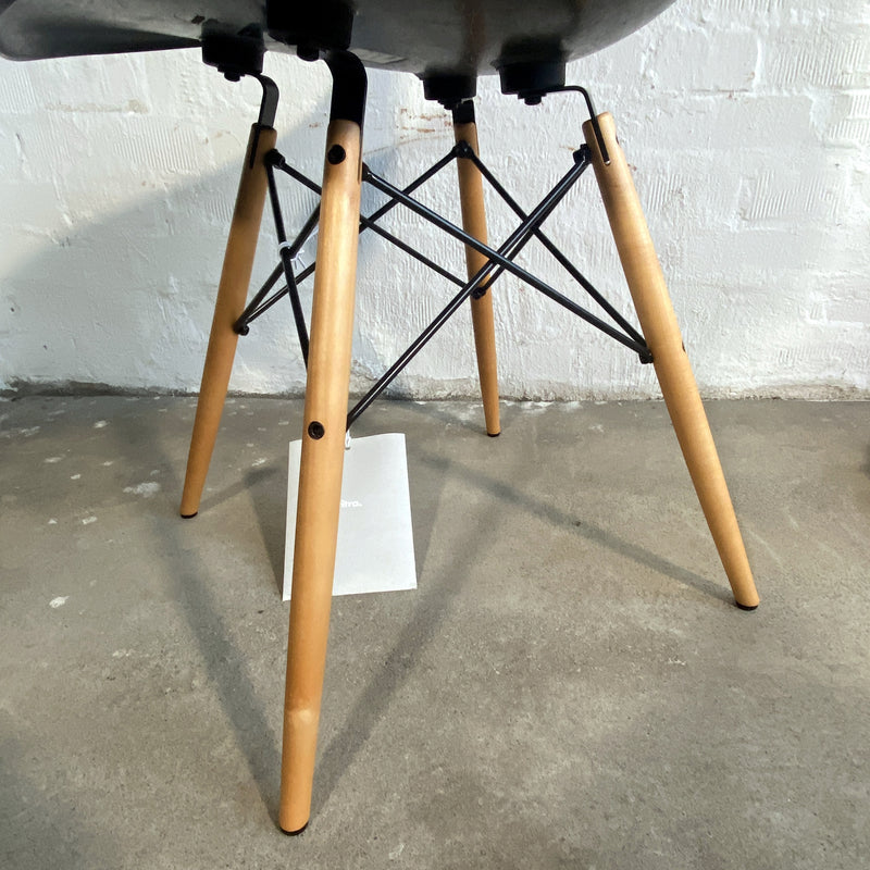 DSW Fiberglas Side Chair - dunkelgrau
