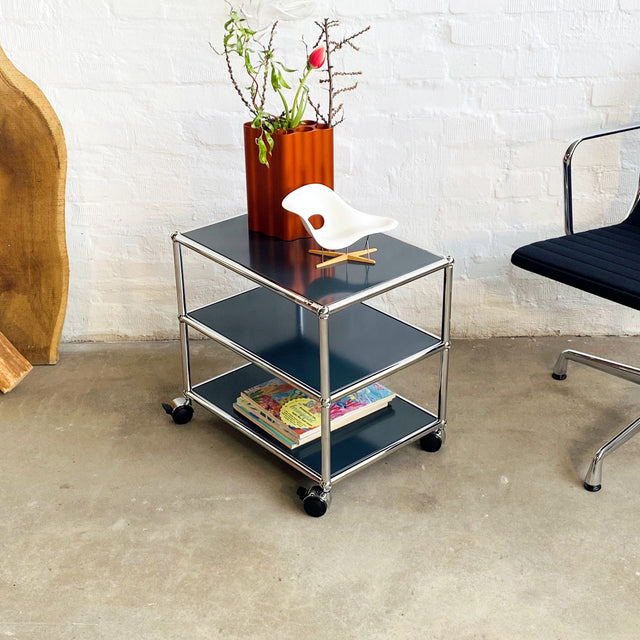 USM Haller - Beistelltisch - Anthrazitgrau - Auf Rollen - Drei Ebenen