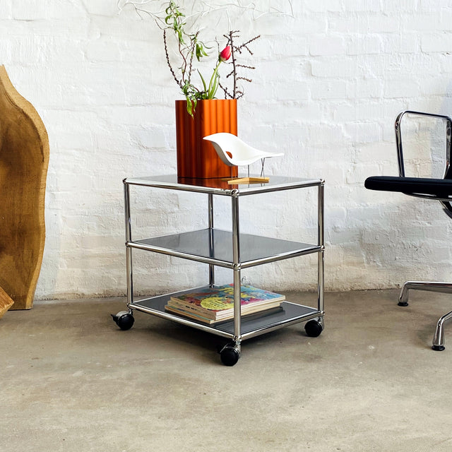 USM Haller - Beistelltisch - Anthrazitgrau - Auf Rollen - Drei Ebenen