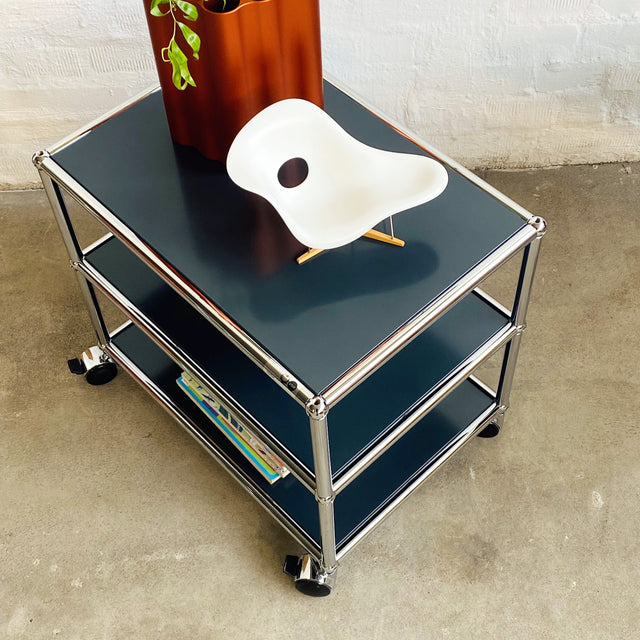 USM Haller - Beistelltisch - Anthrazitgrau - Auf Rollen - Drei Ebenen