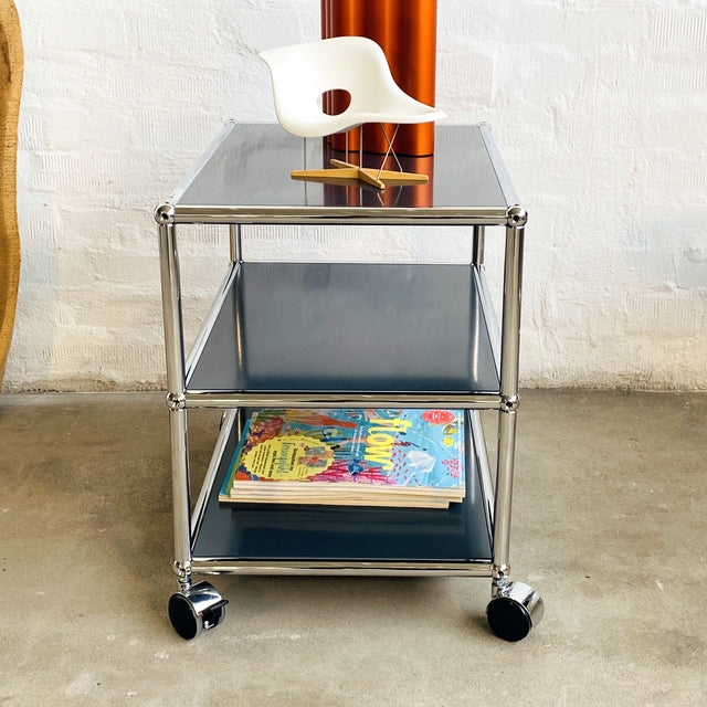 USM Haller - Beistelltisch - Anthrazitgrau - Auf Rollen - Drei Ebenen