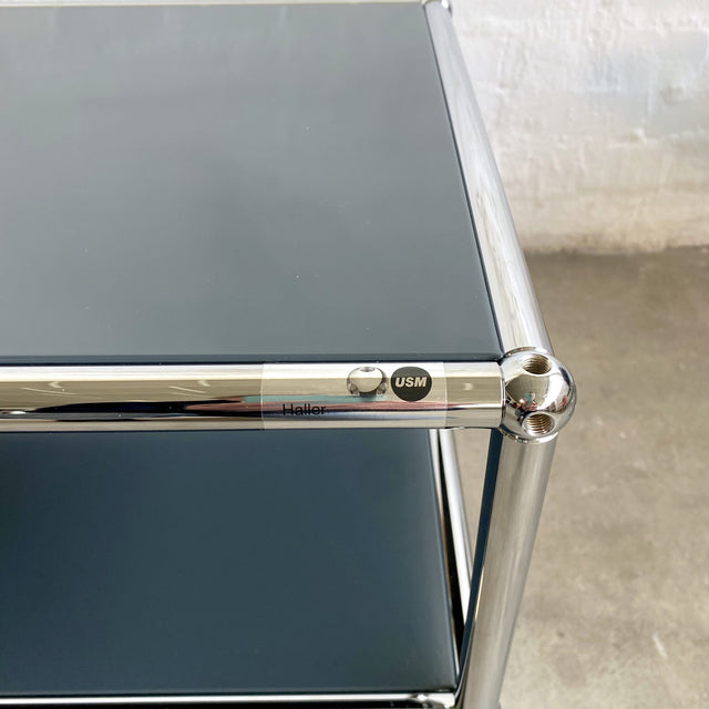 USM Haller - Beistelltisch - Anthrazitgrau - Auf Rollen - Drei Ebenen