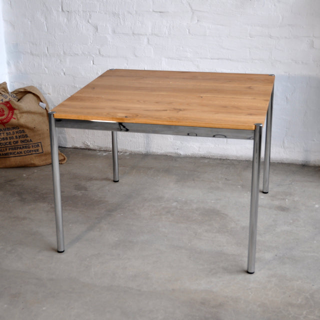 USM Haller - Tisch Eiche massiv - 100 x 100 cm