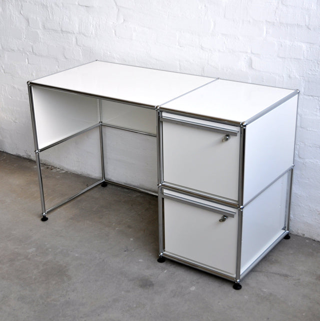 USM Haller Schreibtisch an der Wand