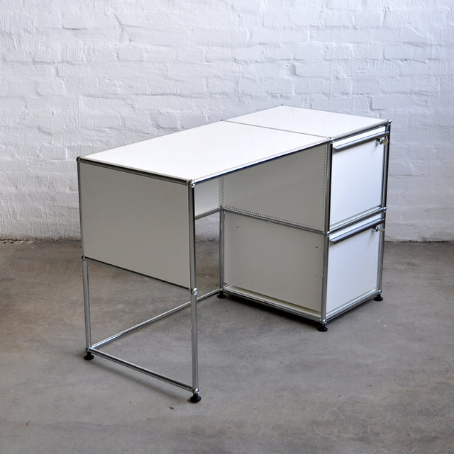 USM Haller Schreibtisch schräg im Raum