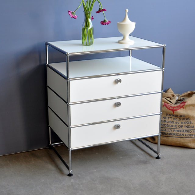 USM Haller Sideboard weiß mit drei Schubladen seitlich