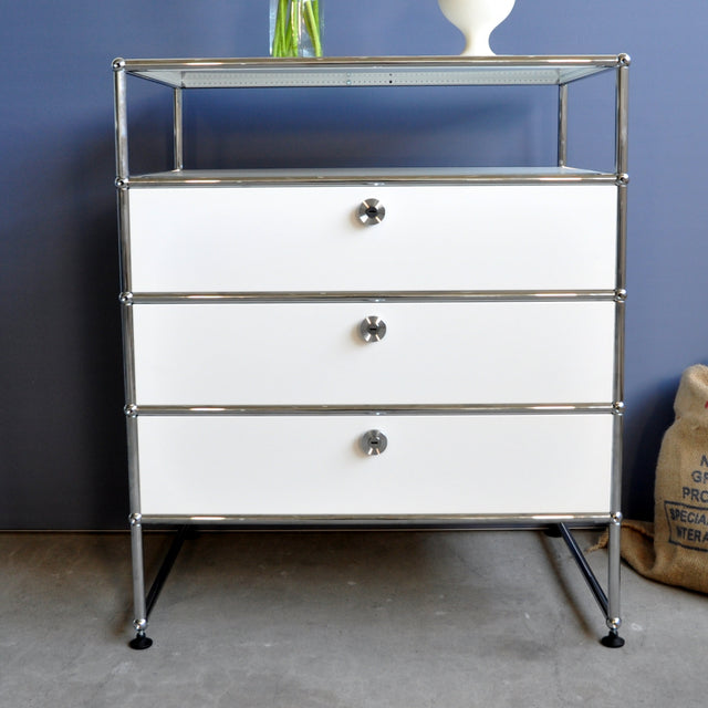 USM Haller Sideboard weiß mit drei Schubladen frontal
