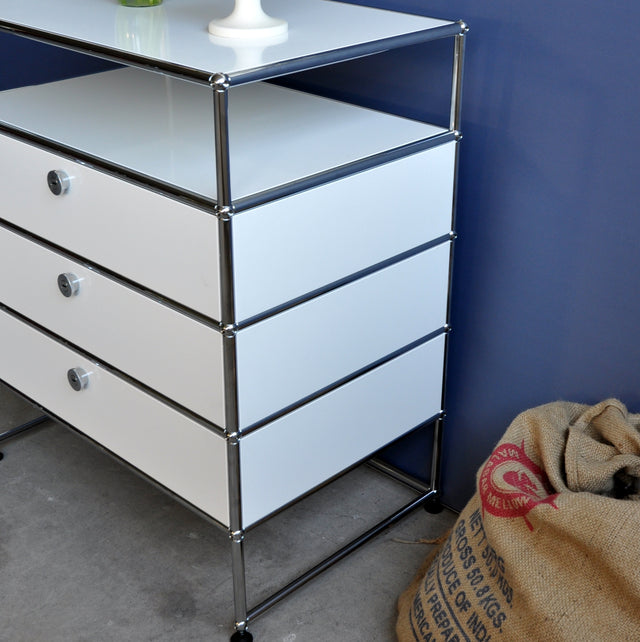 USM Haller Sideboard weiß mit drei Schubladen Kante