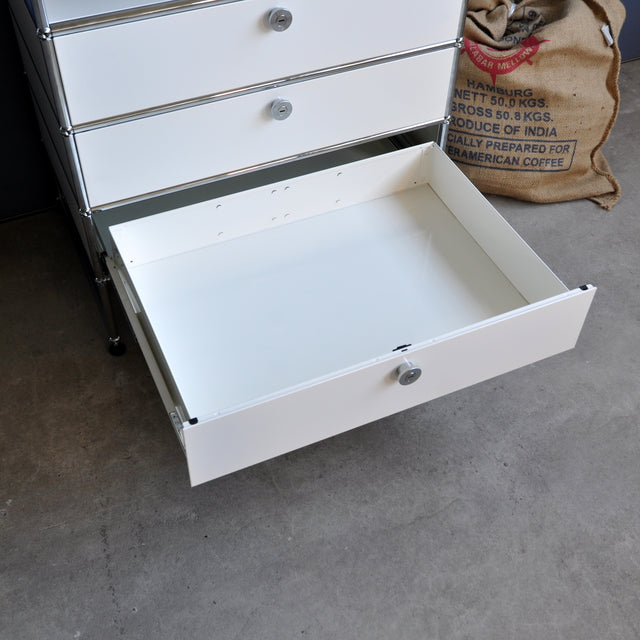 USM Haller Sideboard weiß mit drei Schubladen Vollauszug