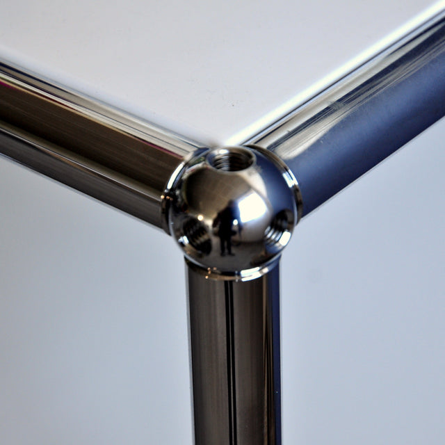 USM Haller Sideboard weiß mit drei Schubladen Verbindungskugel