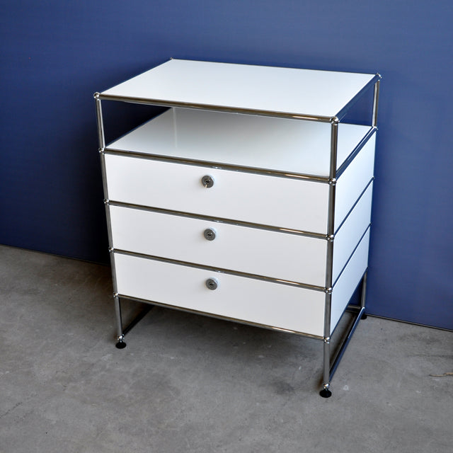 USM Haller Sideboard weiß mit drei Schubladen ohne Deko