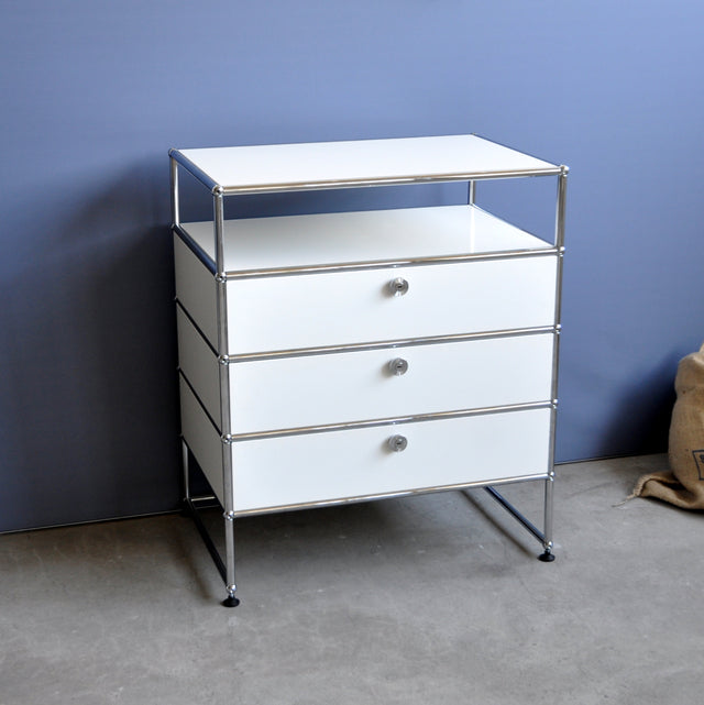USM Haller Sideboard weiß mit drei Schubladen ohne Deko seitlich