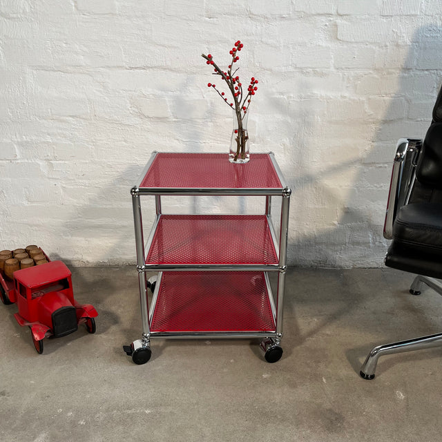 USM Haller - Beistellrollwagen - rot perforiert