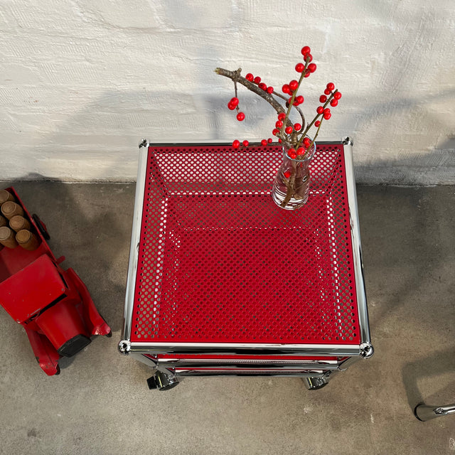 USM Haller - Beistellrollwagen - rot perforiert