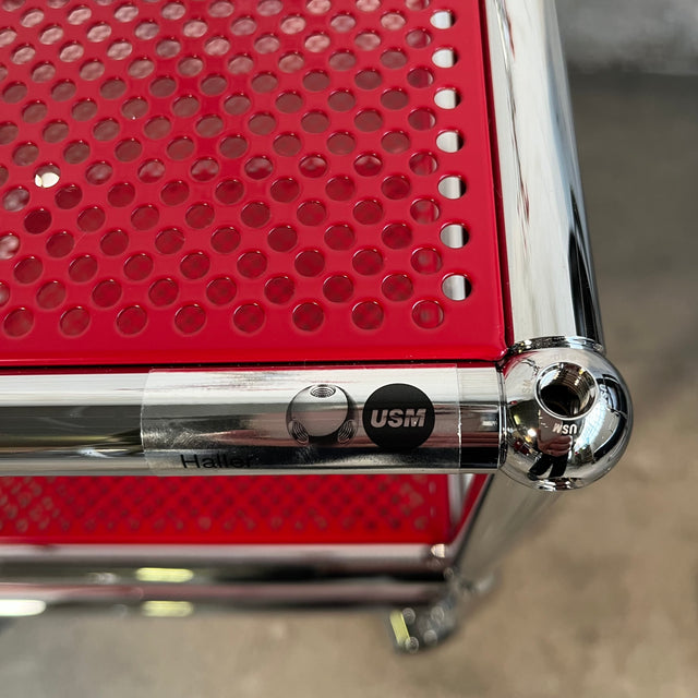 USM Haller - Beistellrollwagen - rot perforiert