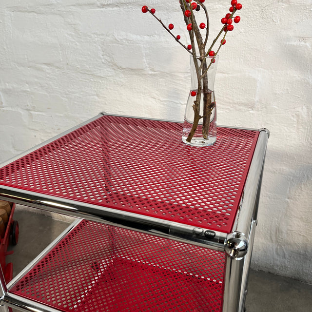 USM Haller - Beistellrollwagen - rot perforiert