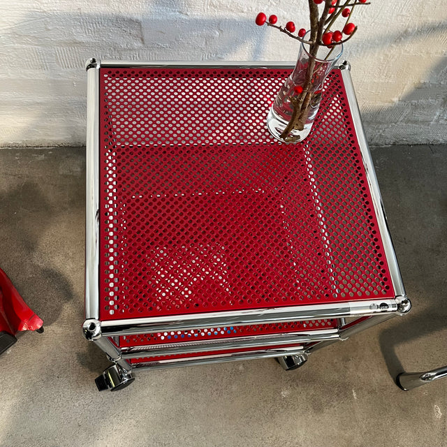 USM Haller - Beistellrollwagen - rot perforiert