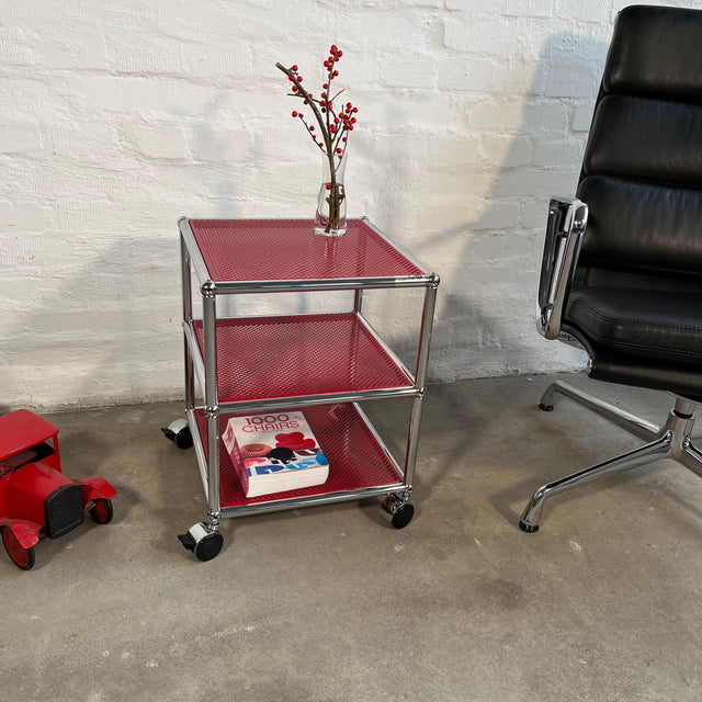 USM Haller - Beistellrollwagen - rot perforiert