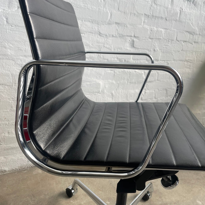 EA 117 Alu Chair - Leder schwarz