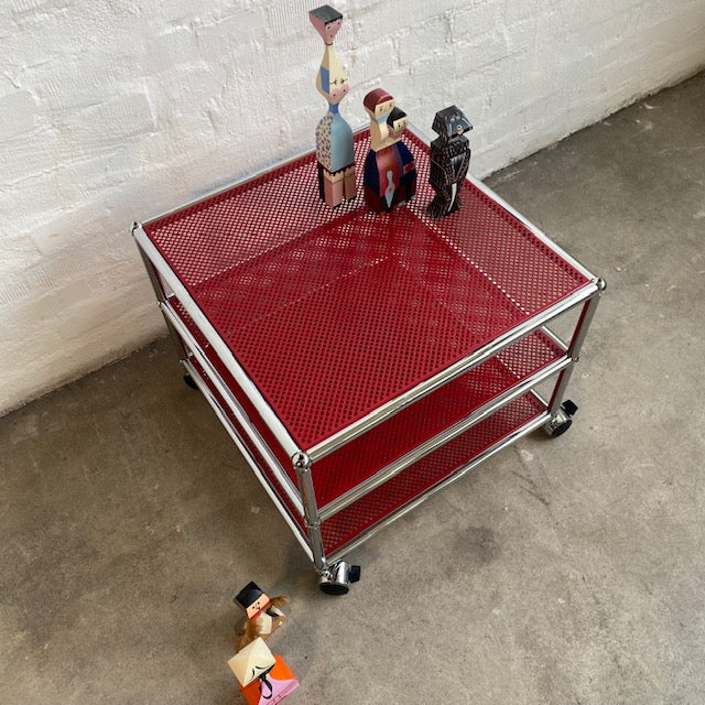 USM Haller - Beistellrollwagen - rot perforiert