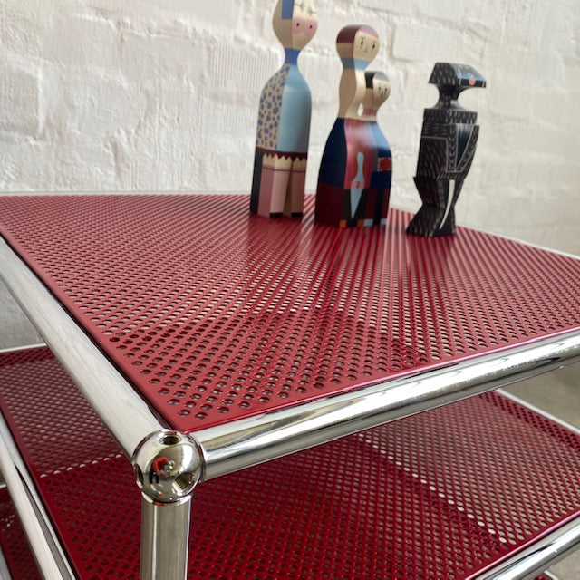 USM Haller - Beistellrollwagen - rot perforiert