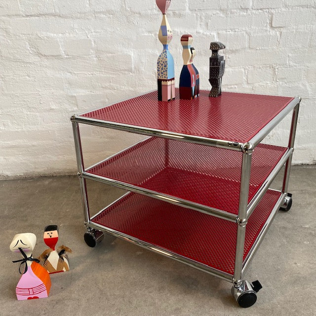 USM Haller - Beistellrollwagen - rot perforiert