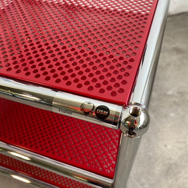 USM Haller - Beistellrollwagen - rot perforiert