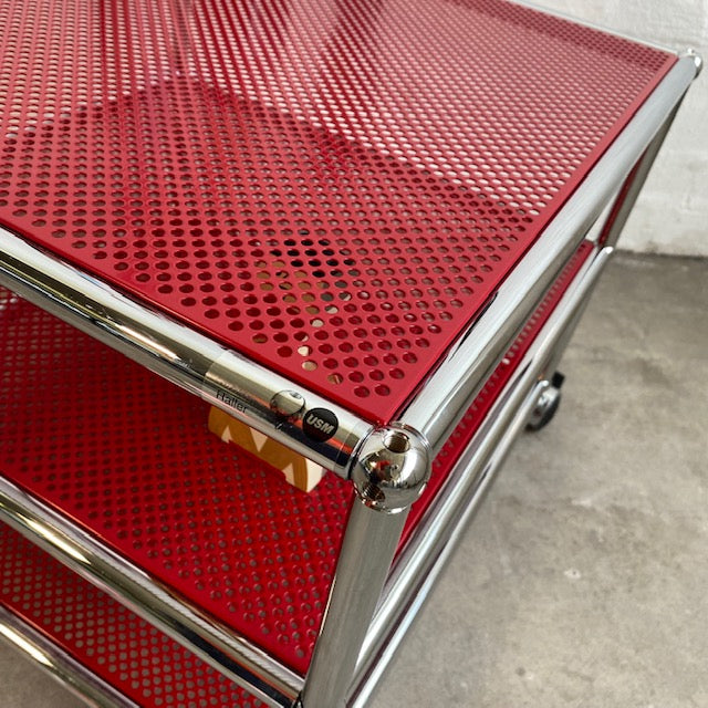 USM Haller - Beistellrollwagen - rot perforiert