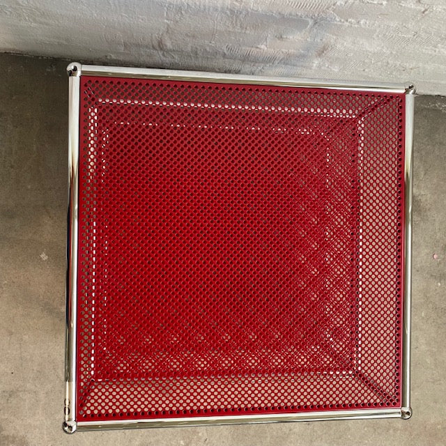 USM Haller - Beistellrollwagen - rot perforiert