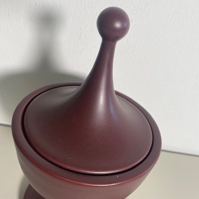 Vitra Ceramic Container Nr. 2 in dark aubergine