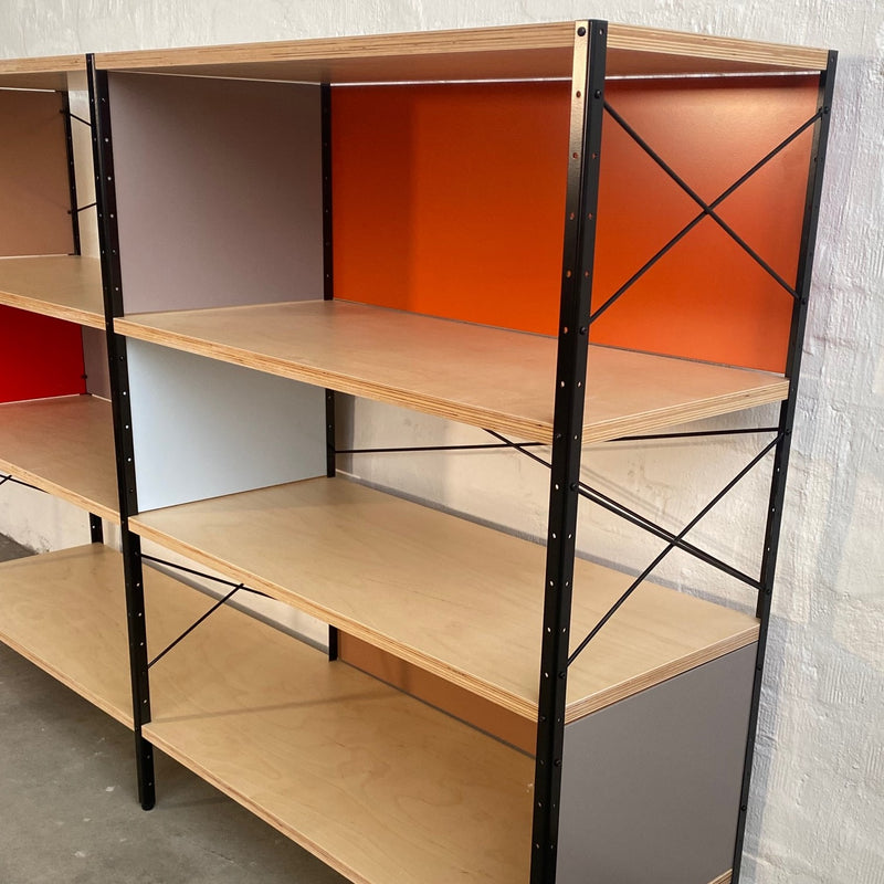 Vitra Eames Storage Unit (ESU) in schwarz und Naturtönen