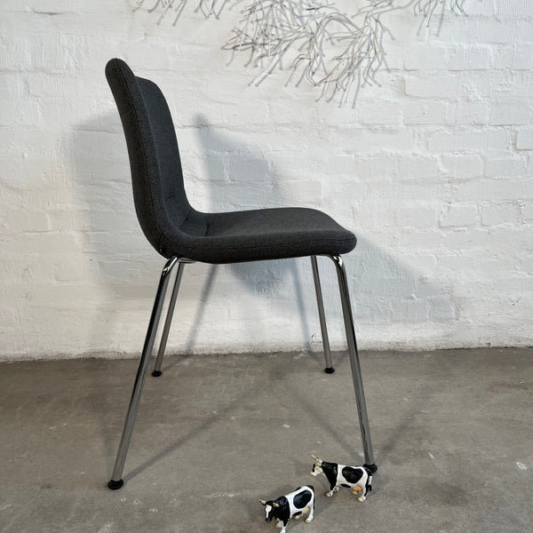 Vitra HAL Soft Tube – gepolsterter Stuhl in Carbon/schwarz