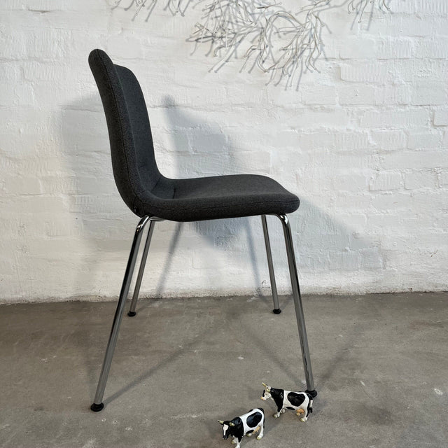 Vitra HAL Soft Tube – gepolsterter Stuhl in Carbon/schwarz