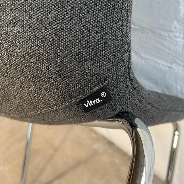 Vitra HAL Soft Tube – gepolsterter Stuhl in Carbon/schwarz