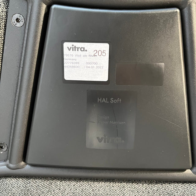 Vitra HAL Soft Stackable – gepolsterter Stuhl in schwarz