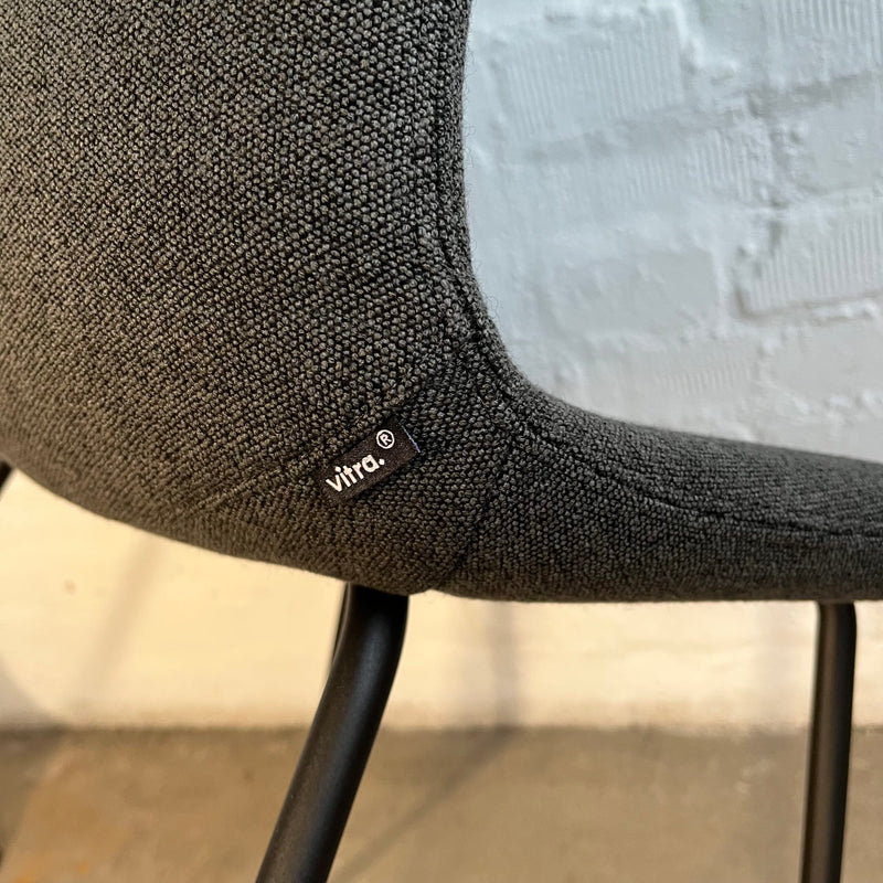 Vitra HAL Soft Stackable – gepolsterter Stuhl in schwarz