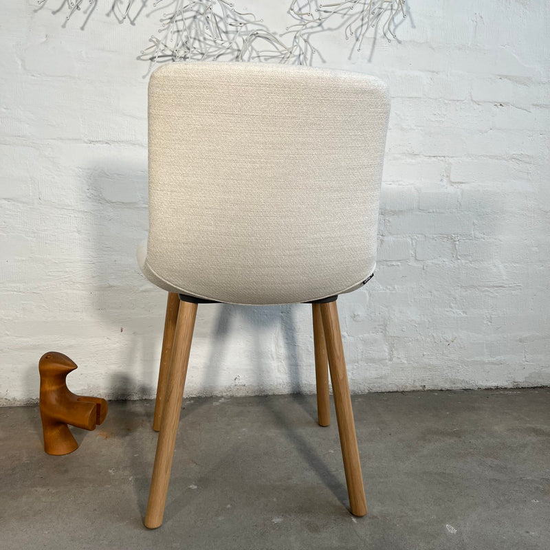 Vitra HAL Soft Wood – gepolsterter Stuhl in elfenbein melange
