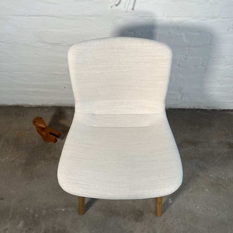 Vitra HAL Soft Wood – gepolsterter Stuhl in elfenbein melange