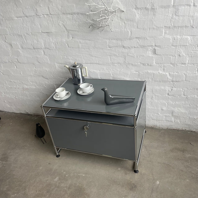 USM Haller - Lowboard - mittelgrau