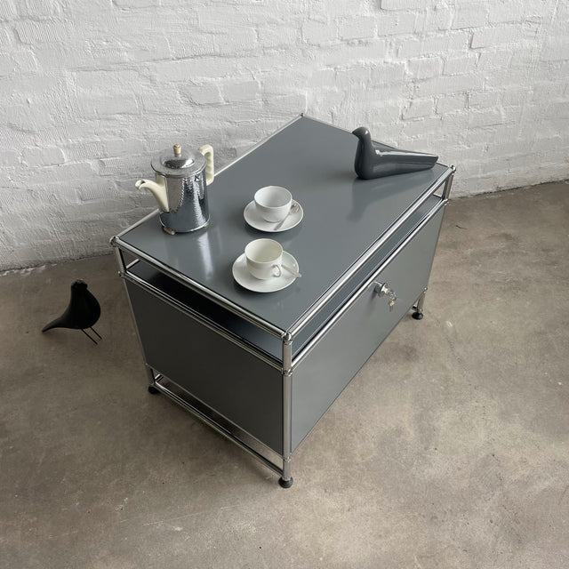 USM Haller - Lowboard - mittelgrau